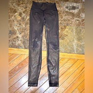Lululemon wunder under leggings 28” size 2 luminosity foil black copper